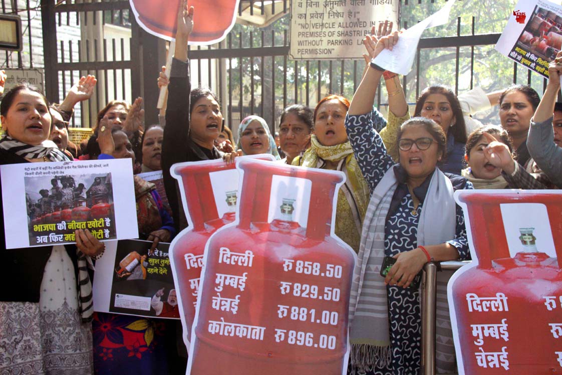  एलपीजी की बढ़ती कीमतों के खिलाफ प्रदर्शन करती कांग्रेस नेत्री अलका लांबा