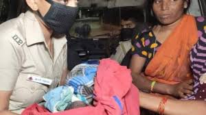 लॉकडाउन के चलते दिल्ली में नहीं मिली एंबुलेंस, पुलिस वैन में बच्ची जन्मी लॉकडाउन के चलते दिल्ली में नहीं मिली एंबुलेंस, पुलिस वैन में बच्ची जन्मी