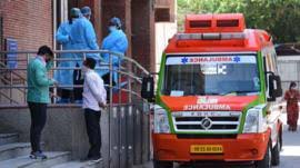 कोरोना से पीड़ित महिला की एंबुलेंस में कराई डिलीवरी, बच्चे की रिपोर्ट निगेटिव कोरोना से पीड़ित महिला की एंबुलेंस में कराई डिलीवरी, बच्चे की रिपोर्ट निगेटिव