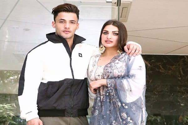 बिग बॉस फेम आसिम-हिमांशी की जोड़ी ने चुपचाप कर ली शादी, हाथ में चूड़ा और मंगलसूत्र पहने आईं नजर! बिग बॉस फेम आसिम-हिमांशी की जोड़ी ने चुपचाप कर ली शादी, हाथ में चूड़ा और मंगलसूत्र पहने आईं नजर!