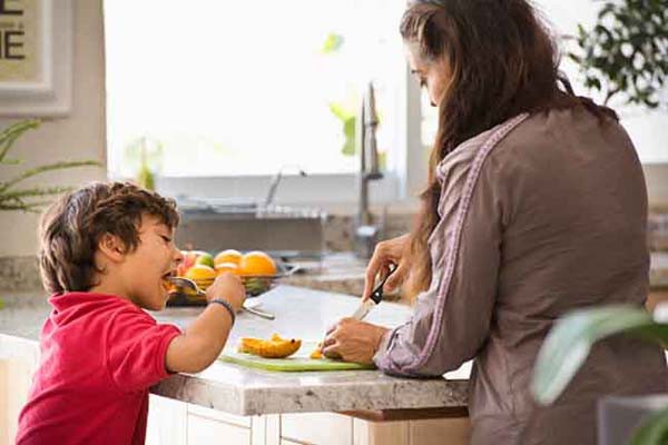 बच्चों को ये टेबल मैनर्स जरुर बतायें बच्चों को ये टेबल मैनर्स जरुर बतायें