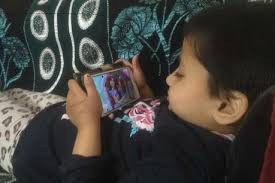 बच्चों को ज्यादा देर मोबाइल देखने से रोकें  -हो सकता है आंखों पर घातक असर 