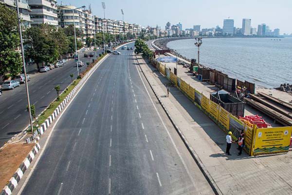 देश की आर्थिक राजधानी मुंबई में चारों तरफ सन्नाटा देश की आर्थिक राजधानी मुंबई में चारों तरफ सन्नाटा