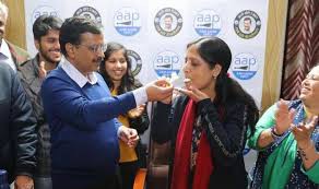 आप दफ्तर में पार्टी की जीत, केजरीवाल की पत्नी सुनीता के जन्मदिन का जश्न आप दफ्तर में पार्टी की जीत, केजरीवाल की पत्नी सुनीता के जन्मदिन का जश्न