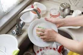  हाथों से बर्तन धोने से आपकी हेल्थ को होता बहुत फायदा  