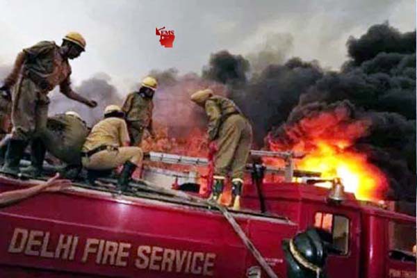दिल्ली की अनाज मंडी इलाके में आग से कोहराम दम घुटने से 43 लोगों की मौत