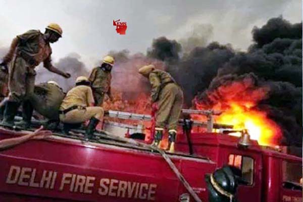 दिल्ली की अनाज मंडी इलाके में आग से कोहराम दम घुटने से 43 लोगों की मौत दिल्ली की अनाज मंडी इलाके में आग से कोहराम दम घुटने से 43 लोगों की मौत