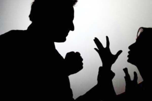 कोरोना के बीच बढ़ा डोमेस्टिक वायलेंस, लॉकडाउन में तलाक से बचने दंपती रह रहे अलग-अलग कोरोना के बीच बढ़ा डोमेस्टिक वायलेंस, लॉकडाउन में तलाक से बचने दंपती रह रहे अलग-अलग