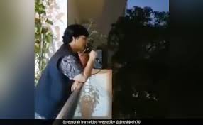 फाल्गुनी पाठक ने अपने पड़ोसियों के लिए गाया गाना फाल्गुनी पाठक ने अपने पड़ोसियों के लिए गाया गाना