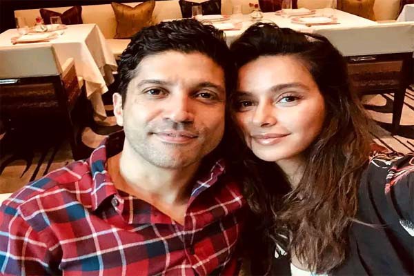 फरहान और शिबानी ने फिर दिखाई अदाएं फरहान और शिबानी ने फिर दिखाई अदाएं