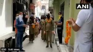कोरोना वीरों के आते ही तालियों से गूंज उठा मोहल्ला, फूलों की बारिश कोरोना वीरों के आते ही तालियों से गूंज उठा मोहल्ला, फूलों की बारिश