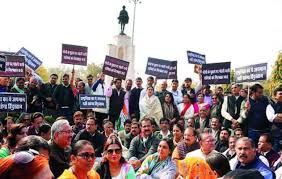 कांग्रेस ने गांधी सर्किल पर दिया धरना कांग्रेस ने गांधी सर्किल पर दिया धरना