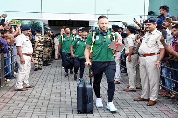 पहले एकदिवसीय के लिए धर्मशाला पहुंची भारत और दक्षिण अफ्रीका की टीमें पहले एकदिवसीय के लिए धर्मशाला पहुंची भारत और दक्षिण अफ्रीका की टीमें