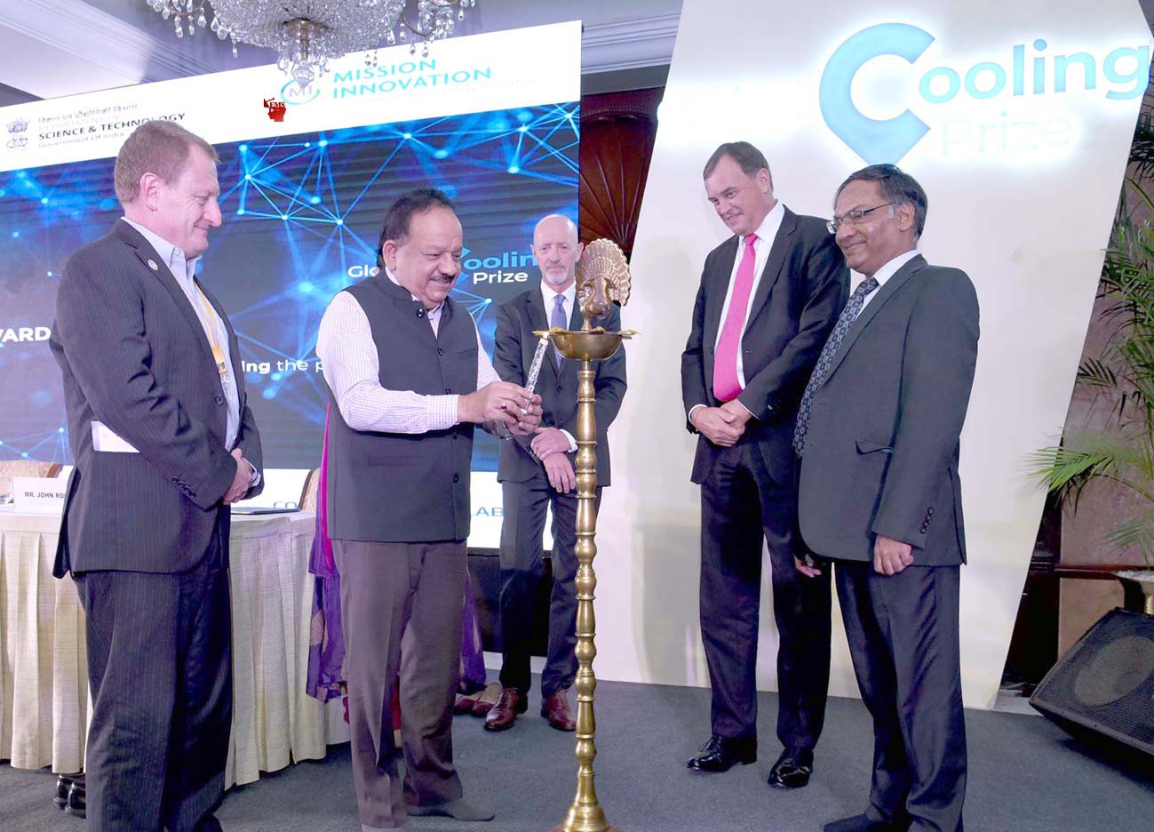केंद्रीय स्वास्थ्य और परिवार कल्याण मंत्री डॉ हर्षवर्धन शुक्रवार को नई दिल्ली में "ग्लोबल कूलिंग प्राइज़" के फाइनलिस्ट के एक पुरस्कार समारोह में दीप प्रज्ज्वलित करते हुए।