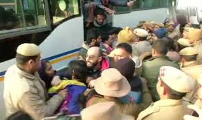 दिल्ली पुलिस मुख्यालय के बाहर से हटाए प्रदर्शनकारी, जामिया में फायरिंग का कर रहे थे विरोध दिल्ली पुलिस मुख्यालय के बाहर से हटाए प्रदर्शनकारी, जामिया में फायरिंग का कर रहे थे विरोध