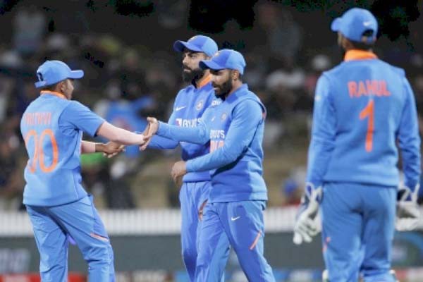 टीम इंडिया पर धीमी ओवर गति के लिए जुर्माना टीम इंडिया पर धीमी ओवर गति के लिए जुर्माना