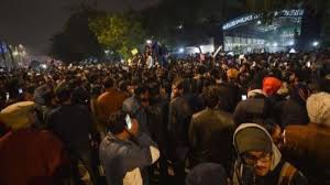 आईटीओ के समक्ष जुड़े प्रदर्शनकारियों को पुलिस ने लिया हिरासत में, सड़क खुलवाई आईटीओ के समक्ष जुड़े प्रदर्शनकारियों को पुलिस ने लिया हिरासत में, सड़क खुलवाई