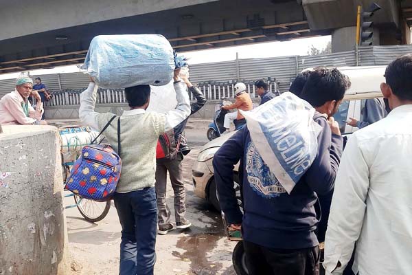 दिल्ली में हिंसा के बाद अब पलायन का दौर दिल्ली में हिंसा के बाद अब पलायन का दौर