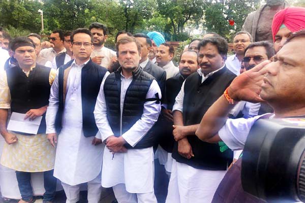 कांग्रेस के 7 निलंबित सांसदों ने गांधी प्रतिमा के समक्ष किया प्रदर्शन, राहुल भी रहे मौजूद कांग्रेस के 7 निलंबित सांसदों ने गांधी प्रतिमा के समक्ष किया प्रदर्शन, राहुल भी रहे मौजूद