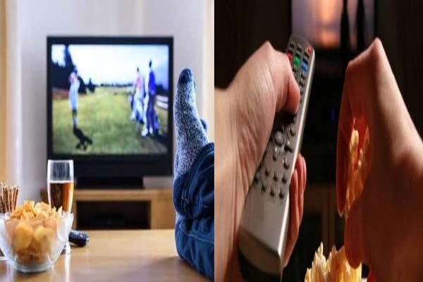 टीवी देखते समय स्नैक्स खाना बना सकता है बीमार 
