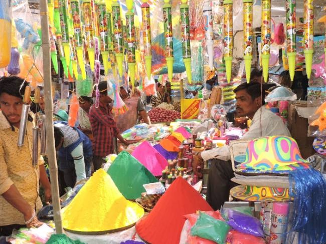 कोरोना के कारण होली में इस्तेमाल होने वाले खिलौनों की कीमत 20 फीसदी बढ़ी कोरोना के कारण होली में इस्तेमाल होने वाले खिलौनों की कीमत 20 फीसदी बढ़ी
