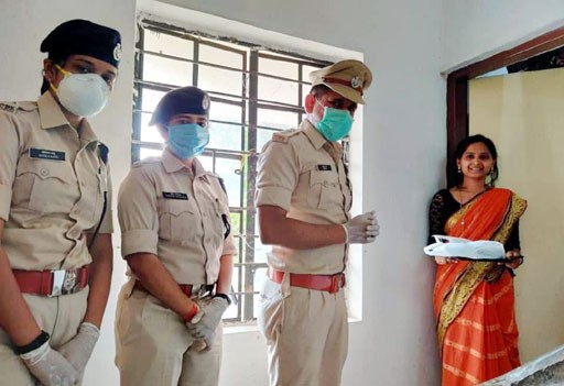 देवदूत बनकर पुलिस कर रही जरूरतमंद लोगों की मदद देवदूत बनकर पुलिस कर रही जरूरतमंद लोगों की मदद
