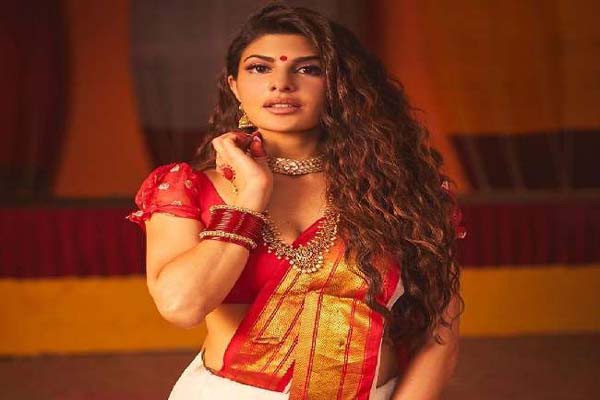 जैकलिन ने शेयर कीं बेडरूम की बोल्ड तस्वीरें, चौंधियाई फैंस की आंखें जैकलिन ने शेयर कीं बेडरूम की बोल्ड तस्वीरें, चौंधियाई फैंस की आंखें