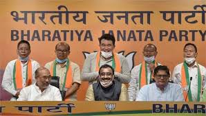 मणिपुर में भाजपा सरकार बचाने वाले कांग्रेस के पांच विधायकों ने भाजपा का दामन थामा मणिपुर में भाजपा सरकार बचाने वाले कांग्रेस के पांच विधायकों ने भाजपा का दामन थामा