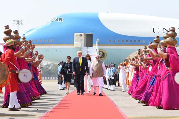 अहमदाबाद पहुंचे डोनाल्ड ट्रम्प, पीएम मोदी ने एयरपोर्ट पर किया स्वागत
