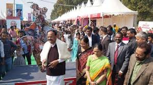 पीएम मोदी के बाद उपराष्ट्रपति वेंकैया नायडू भी पहुंचे हुनर हाट पीएम मोदी के बाद उपराष्ट्रपति वेंकैया नायडू भी पहुंचे हुनर हाट