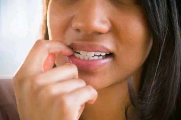 दांतों से नाखून काटने की आदत पड सकती है भारी