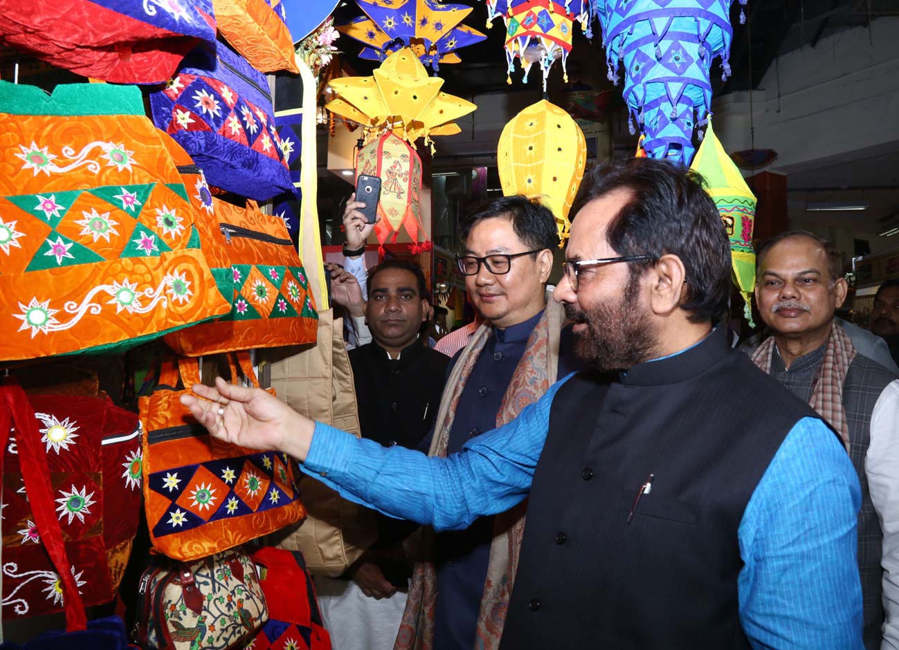 केंद्रीय अल्पसंख्यक मंत्री मुख्तार अब्बास नकवी शुक्रवार को नई दिल्ली के प्रगति मैदान में 39 वें भारत अंतर्राष्ट्रीय व्यापार मेले में हुनर हाट का उद्घाटन करने के बाद दौरा करते हुए। केंद्रीय अल्पसंख्यक मंत्री मुख्तार अब्बास नकवी शुक्रवार को नई दिल्ली के प्रगति मैदान में 39 वें भारत अंतर्राष्ट्रीय व्यापार मेले में हुनर हाट का उद्घाटन करने के बाद दौरा करते हुए।
