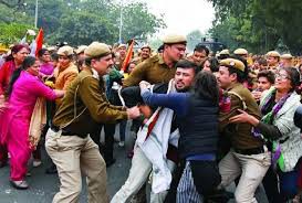 स्वाति मालीवाल के समर्थन में मार्च कर रहे प्रदर्शनकारियों और पुलिस में झड़प स्वाति मालीवाल के समर्थन में मार्च कर रहे प्रदर्शनकारियों और पुलिस में झड़प