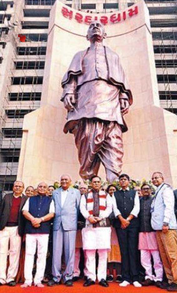 गुजरात के मुख्यमंत्री विजय रुपाणी ने अहमदाबाद के सरदार धाम में सरदार पटेल की विश्व की दूसरी सबसे बड़ी प्रतिमा का अनावरण किया। गुजरात के मुख्यमंत्री विजय रुपाणी ने अहमदाबाद के सरदार धाम में सरदार पटेल की विश्व की दूसरी सबसे बड़ी प्रतिमा का अनावरण किया।
