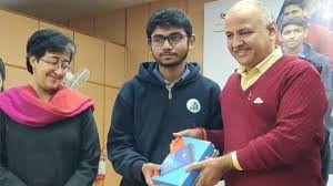 मनीष सिसोदिया ने मेधावी विद्यार्थियों में बांटे 15,000 टैबलेट मनीष सिसोदिया ने मेधावी विद्यार्थियों में बांटे 15,000 टैबलेट