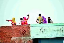 कोरोना से लड़ाई को कमजोर करते लोग कोरोना से लड़ाई को कमजोर करते लोग