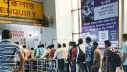 दिल्ली में खुले सभी रेलवे रिजर्वेशन काउंटर टिकट के लिए लगी लंबी लाइन