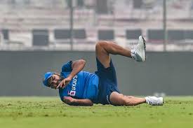 ऑस्ट्रेलिया के खिलाफ मैदान पर उतरने से पहले रोहित के अंगूठे में लगी चोट ऑस्ट्रेलिया के खिलाफ मैदान पर उतरने से पहले रोहित के अंगूठे में लगी चोट