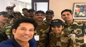 सचिन ने सीआईएसएफ जवानों के साथ तस्वीर साझा की सचिन ने सीआईएसएफ जवानों के साथ तस्वीर साझा की