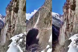 सांगला वैली में झरने की तरह गिरा ग्लेशियर सांगला वैली में झरने की तरह गिरा ग्लेशियर