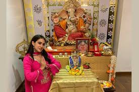 गणपति बप्पा के आगे हाथ जोड़े खड़ी दिखीं सारा अली खान -पिंक सूट में शेयर की तस्वीरें, हो रही ट्रेडिशनल अवतार की तारीफ गणपति बप्पा के आगे हाथ जोड़े खड़ी दिखीं सारा अली खान -पिंक सूट में शेयर की तस्वीरें, हो रही ट्रेडिशनल अवतार की तारीफ
