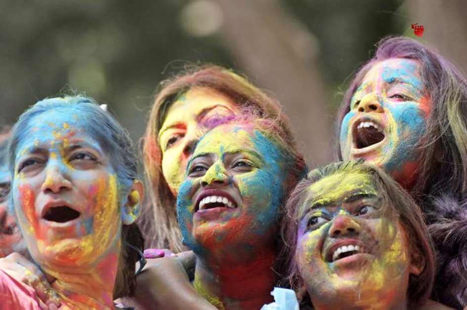 मुम्बई में होली उत्साह से मनायी गयी। इस दौरान रंग-गुलाल लगाये हुए महिलाएं।