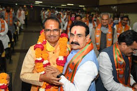 शिवराज मंत्रिमंडल का गठन आज दोपहर 12 बजे राजभवन में दिलाई जाएगी शपथ शिवराज मंत्रिमंडल का गठन आज दोपहर 12 बजे राजभवन में दिलाई जाएगी शपथ