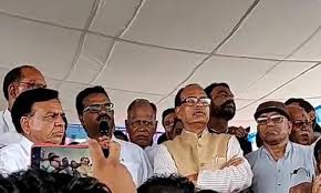 दो पाटन के बीच ’कोरोना‘ और ’करो ना‘ के बीच फॅसे शिवराज....। दो पाटन के बीच ’कोरोना‘ और ’करो ना‘ के बीच फॅसे शिवराज....।
