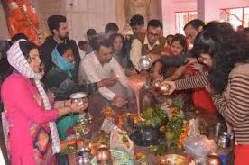महाशिवरात्रि पर शिवालयों में उमड़ी भीड़ महाशिवरात्रि पर शिवालयों में उमड़ी भीड़