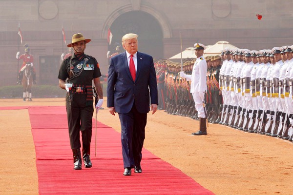 राष्ट्रपति भवन में ट्रंप का शानदार स्वागत, दिया गया गार्ड ऑफ ऑनर राष्ट्रपति भवन में ट्रंप का शानदार स्वागत, दिया गया गार्ड ऑफ ऑनर