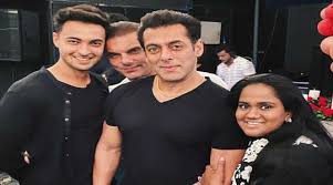 अर्पिता की वजह से सलमान ने कैंसल की पार्टी अर्पिता की वजह से सलमान ने कैंसल की पार्टी