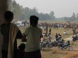 उन्नाव रेप कांड: सीएम से मिलने की मांग को लेकर पीड़िता की कब्र खोदने पहुंच गए परिजन उन्नाव रेप कांड: सीएम से मिलने की मांग को लेकर पीड़िता की कब्र खोदने पहुंच गए परिजन