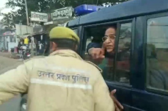 योगी सरकार मेरे साथ आतंकवादियों जैसा व्यवहार कर रही है : आजम खान योगी सरकार मेरे साथ आतंकवादियों जैसा व्यवहार कर रही है : आजम खान