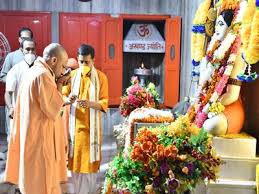 गोरखनाथ मंदिर में सीएम योगी ने मनाई जन्माष्टमी -रात 12 बजे गोद में लेकर बांके बिहारी को झुलाया झूला गोरखनाथ मंदिर में सीएम योगी ने मनाई जन्माष्टमी -रात 12 बजे गोद में लेकर बांके बिहारी को झुलाया झूला